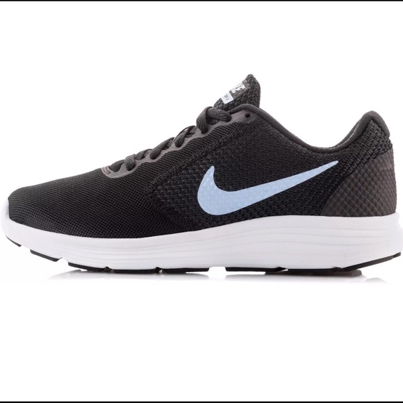 le scarpe nike donna taglia 10 rivoluzione 3 atletico scarpe poshmark le scarpe nike donna taglia 10 rivoluzione 3 atletico scarpe poshmark